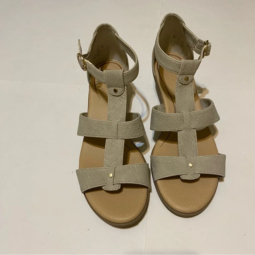 Dr. Scholls beige sandals size 8M